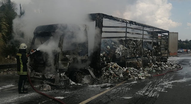 Adana’da seyir halindeki tırda çıkan yangın söndürüldü