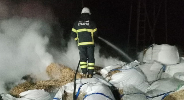 Adana’da tahıl kurutma fabrikasında çıkan yangın söndürüldü