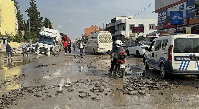 Adana’da tır, su borusunun patlamasıyla oluşan çukura düştü