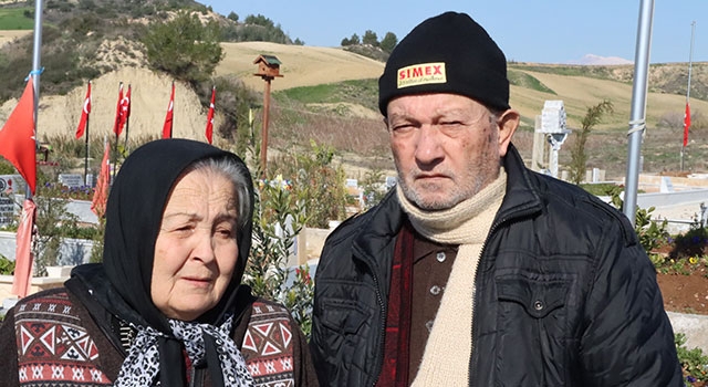 Adana’da yaşlı çift, depremde kaybettikleri oğlu, gelini ve torunlarını unutamıyor