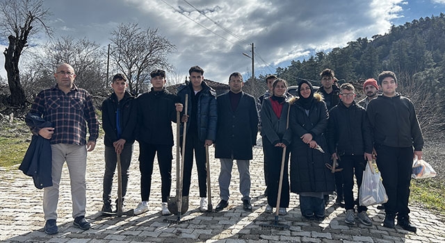 Akseki’de lise öğrencileri, yaşlı bir kadının evinde tadilat yaparak hayatına dokundu