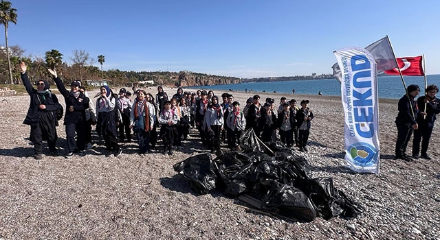 Antalya’da gönüllüler şiddetli yağışın ardından Konyaaltı sahilini temizledi