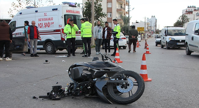 Antalya’da motosiklet ile otomobilin çarpışması sonucu sürücüler yaralandı