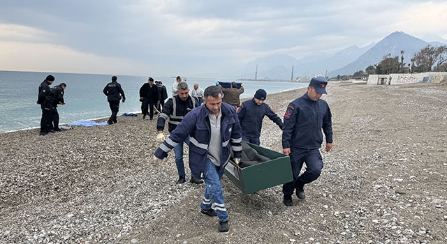 Antalya’da sahilde erkek cesedi bulundu