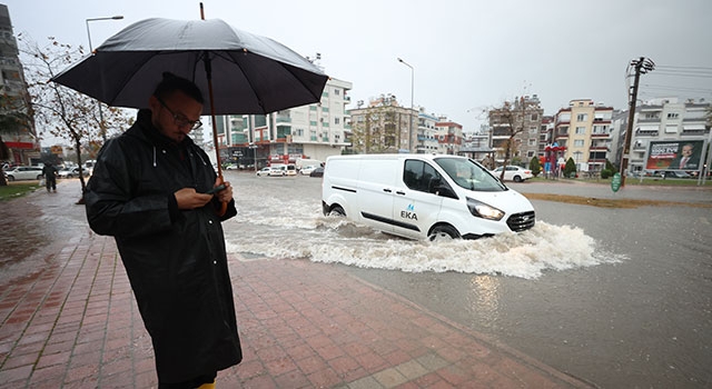 Antalya’da şiddetli yağış yaşamı olumsuz etkiledi