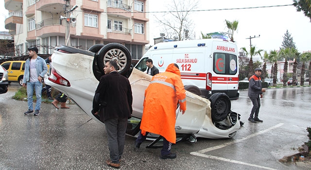 Antalya’da takla atan otomobilin sürücüsü yaralandı