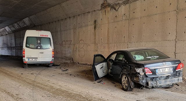 Burdur’da öğrenci servisi ile otomobilin çarpıştığı kazada 14 kişi yaralandı