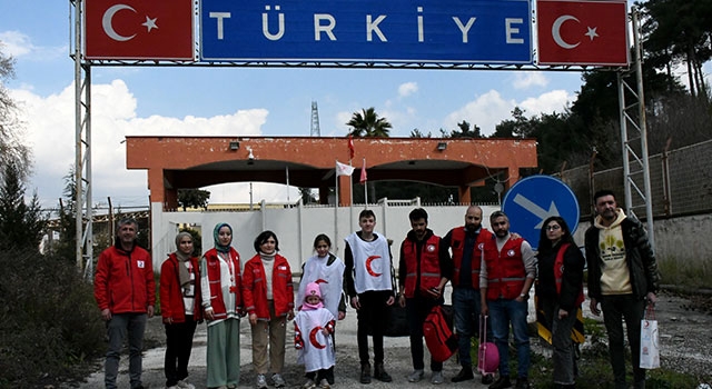 Depremde ebeveynlerini kaybeden 3 kardeş, Suriye’deki dedelerine teslim edildi