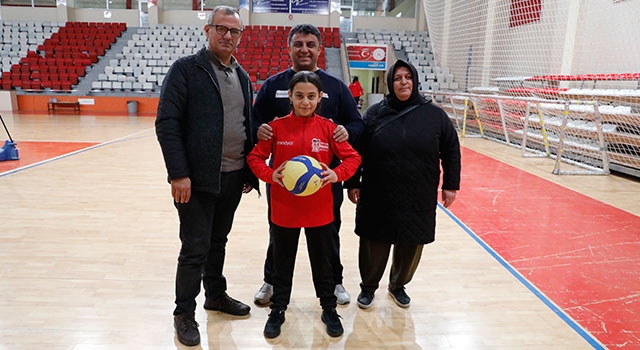 Depremzede Fatma Ceylin, voleybolla yaşama tutunuyor