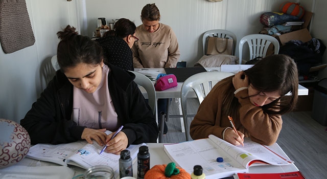 Depremzede kursiyerler hem meslek öğreniyor hem gelir elde ediyor