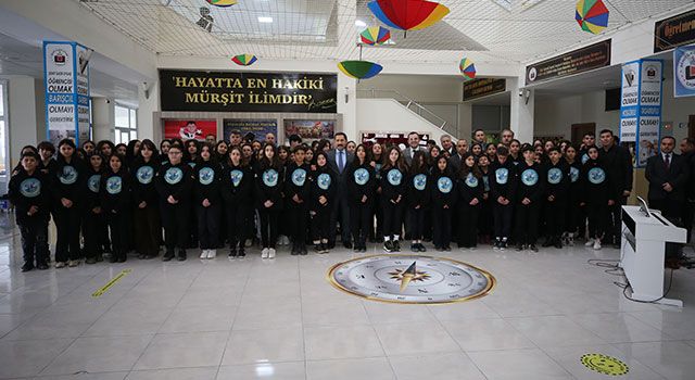 Hatay Valisi Masatlı, öğrencilerin kurduğu ”Yeniden Doğuş Korosu” ile buluştu