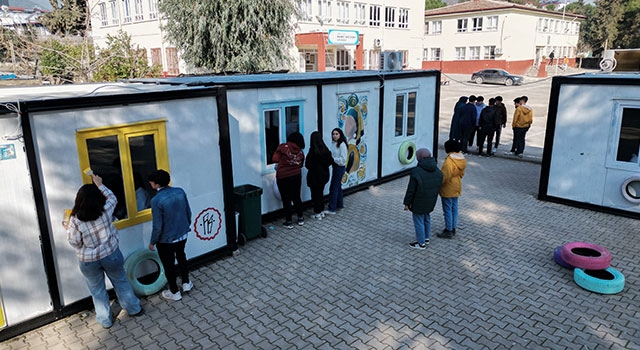 Hatay’da depremzede liseliler, konteyner sınıfları resim ve süslerle renklendirdi