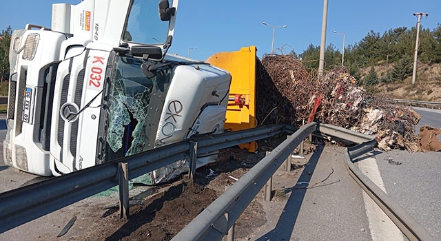 Hatay’da devrilen tırın sürücüsü yaralandı