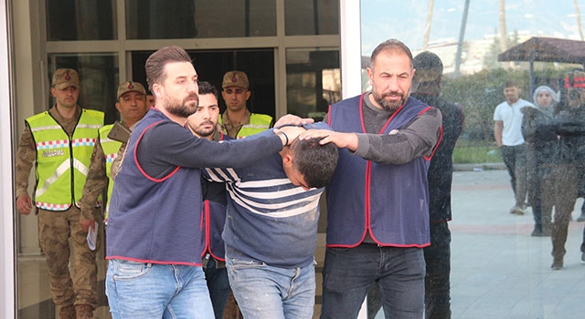 Hatay’da öldürülen anne ile 2 çocuğunun cenazeleri toprağa verildi