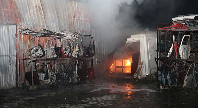 Hatay’da oto yedek parça işletmesinde çıkan yangın söndürüldü