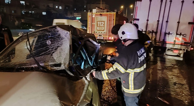 Hatay’da tıra çarpan otomobilin sürücüsü yaralandı