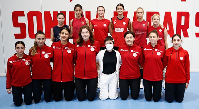 Lösemili Aleyna’nın voleybol hayali ”Antalyaspor” ile gerçek oldu