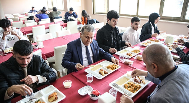 Mersin Üniversitesi Rektörü Yaşar, yemekhanede öğrencilerle buluştu