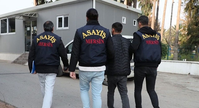 Mersin’de dolandırıcılık iddiasıyla yakalanan 2 zanlıdan biri tutuklandı