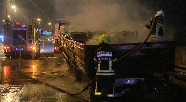 Mersin’de mermer ve seramik yüklü tırın dorsesi yandı