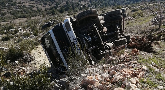 Mersin’de şarampole devrilen kamyonun sürücüsü yaralandı