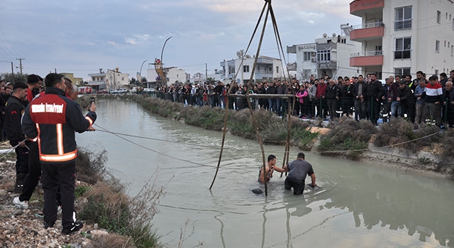 Mersin’de sulama kanalına devrilen hafif ticari aracın sürücüsü öldü