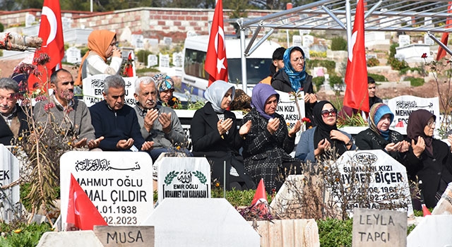 Osmaniye’de depremlerde hayatını kaybedenler mezarları başında anıldı