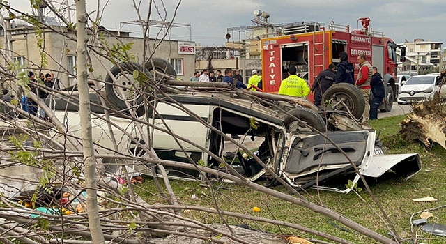 Osmaniye’de devrilen otomobildeki 3 kişi yaralandı