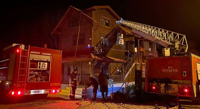 Serik’te ahşap evin bacasında çıkan yangın hasara neden oldu