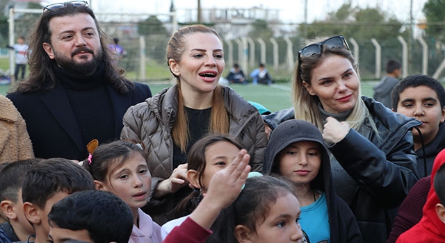 Ses sanatçısı Züleyha Ortak bir yıldır ünlüleri depremzedelerle buluşturuyor