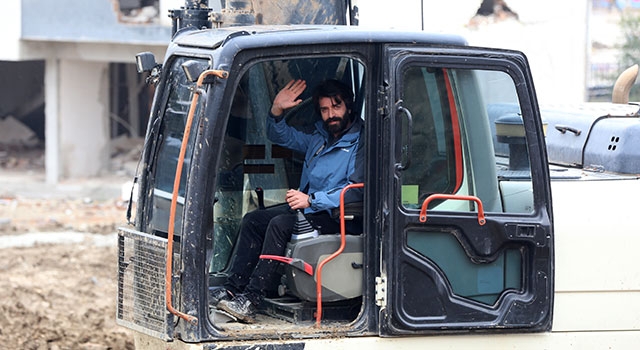 Van’da çığ altındakileri kurtaran kepçe operatörü, Hatay’ın inşasında görev alıyor