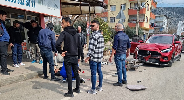 Adana’da cip ile çarpışan motosikletteki 2 kişi yaralandı