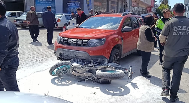 Adana’da motosikletin 2 otomobille çarpışması güvenlik kamerasında