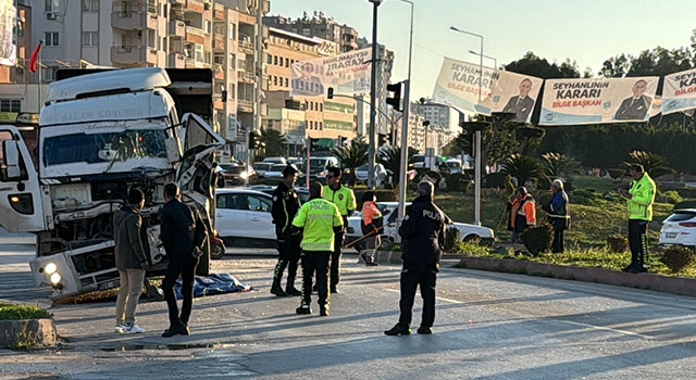 Adana’da otobüs ile çarpışan kamyonun sürücüsü hayatını kaybetti