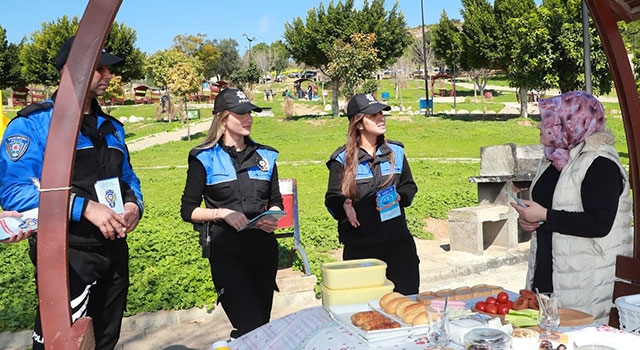 Adana’da polis hırsızlık ve dolandırıcılık olaylarına karşı vatandaşı bilgilendirdi