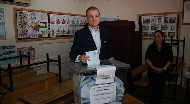 AK Parti Sözcüsü Çelik, oyunu Adana’da mezun olduğu ilkokulda kullandı: