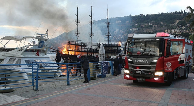 Alanya Balıkçı Barınağı’nda demirli iki tur teknesi yandı