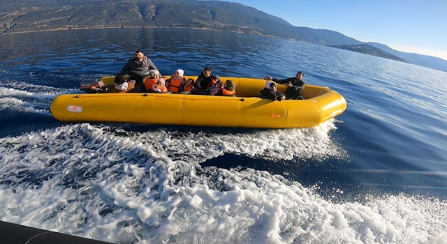 Antalya açıklarında 14 düzensiz göçmen yakalandı