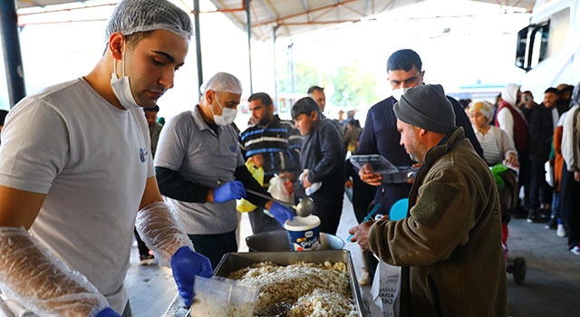 Antalya Büyükşehir Belediyesi iftarlık sıcak yemek dağıtımı yapıyor