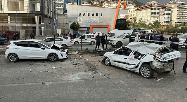 Antalya’da 3 aracın karıştığı kazada 2 kişi öldü, 3 kişi yaralandı