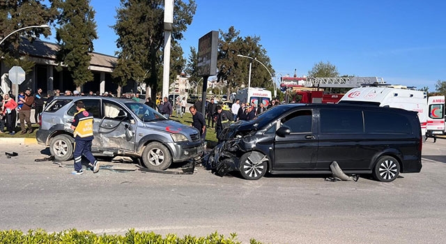 Antalya’da minibüsle cipin çarpıştığı kazada 12 kişi yaralandı