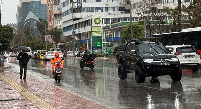 Antalya’da sağanak ve fırtına etkili oluyor