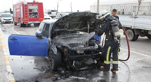 Antalya’da seyir halindeki otomobilde yangın çıktı