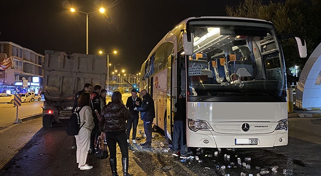 Antalya’da yolcu otobüsü ile hafriyat kamyonunun çarpıştığı kazada 4 kişi yaralandı