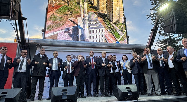 Antalya’daki kentsel dönüşüm projesinde hak sahiplerine anahtarları verildi