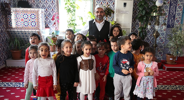 ”Çiçekli Cami”deki rengarenk bitkilerin bakımı çocuklara emanet