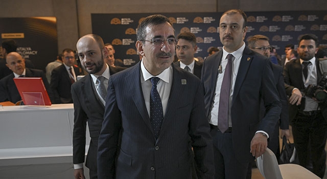 Cumhurbaşkanı Yardımcısı Yılmaz, Antalya Diplomasi Forumu’nda AA standını ziyaret etti