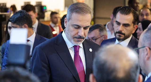Dışişleri Bakanı Fidan, Antalya Diplomasi Forumu’nda AA standını ziyaret etti: