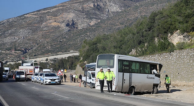 Hatay’da 3 aracın karıştığı kazada 4 kişi yaralandı