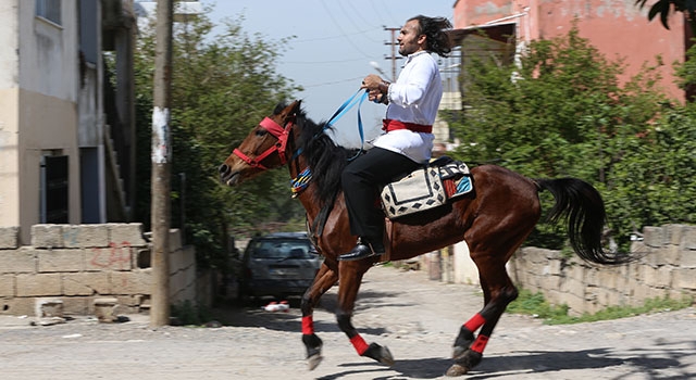 Hatay’da bir seçmen oy kullanmaya atla gitti